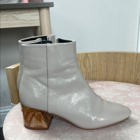 Elegant White Ankle Boots - Picture 5 of 6